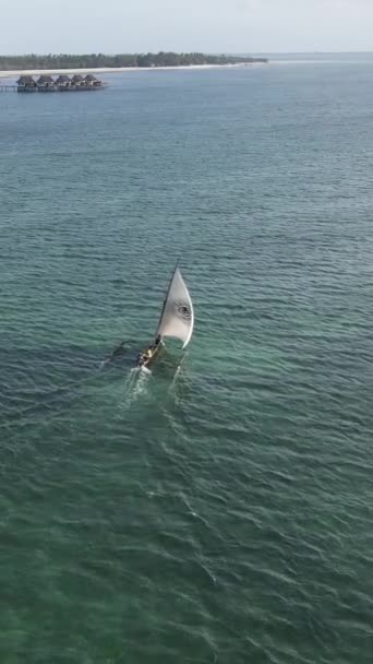 Bateaux vidéo verticaux dans l'océan près de la côte de Zanzibar, Tanzanie — Video