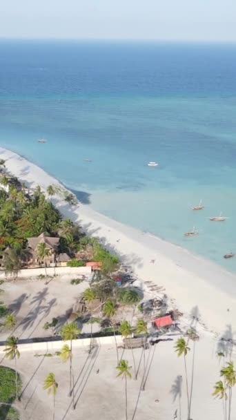 Vertikální video čluny v oceánu u pobřeží Zanzibaru, Tanzanie — Stock video