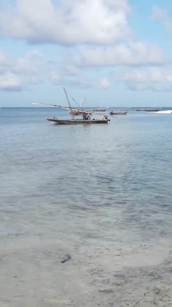 Video barche verticali nell'oceano vicino alla costa di Zanzibar, Tanzania — Video Stock