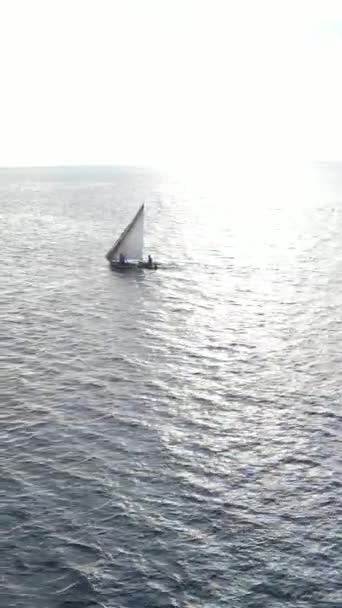 Kapal video vertikal di laut dekat pantai Zanzibar, Tanzania — Stok Video