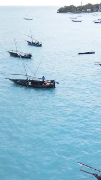 Video barche verticali nell'oceano vicino alla costa di Zanzibar, Tanzania — Video Stock