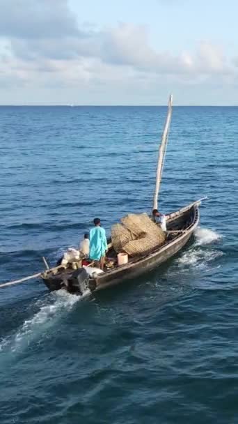 Video barcos verticales en el océano cerca de la costa de Zanzíbar, Tanzania — Vídeos de Stock