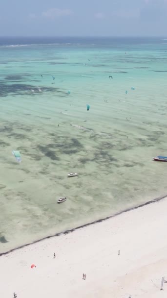 Vertikální video čluny v oceánu u pobřeží Zanzibaru, Tanzanie — Stock video