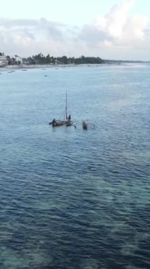 Tanzanya 'nın Zanzibar kıyısındaki okyanusta dikey video tekneleri