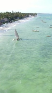 Tanzanya 'nın Zanzibar kıyısındaki okyanusta dikey video tekneleri