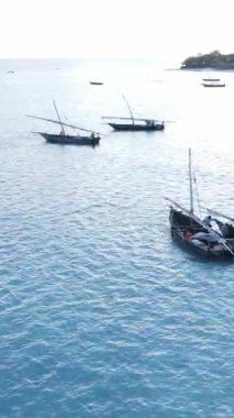 Tanzanya 'nın Zanzibar kıyısındaki okyanusta dikey video tekneleri