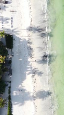 Tanzanya 'nın Zanzibar kıyısındaki okyanusta dikey video tekneleri