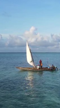 Tanzanya 'nın Zanzibar kıyısındaki okyanusta dikey video tekneleri