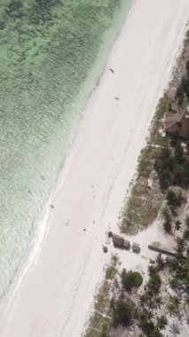 Tanzanya 'nın Zanzibar kıyısındaki okyanusta dikey video tekneleri
