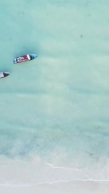 Tanzanya 'nın Zanzibar kıyısındaki okyanusta dikey video tekneleri