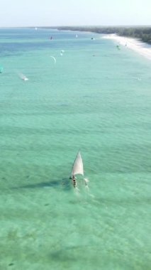 Tanzanya 'nın Zanzibar kıyısındaki okyanusta dikey video tekneleri