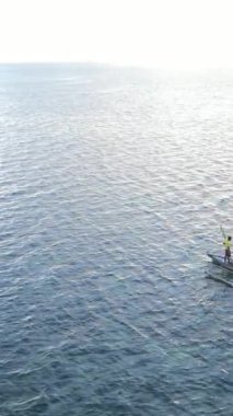 Tanzanya 'nın Zanzibar kıyısındaki okyanusta dikey video tekneleri