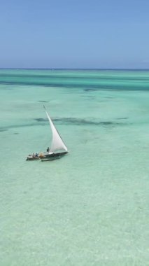 Tanzanya 'nın Zanzibar kıyısındaki okyanusta dikey video tekneleri
