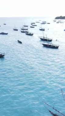 Tanzanya 'nın Zanzibar kıyısındaki okyanusta dikey video tekneleri