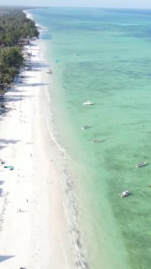 Tanzanya 'nın Zanzibar kıyısındaki okyanusta dikey video tekneleri