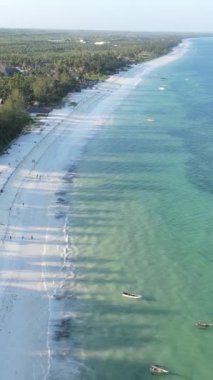 Tanzanya 'nın Zanzibar kıyısındaki okyanusta dikey video tekneleri