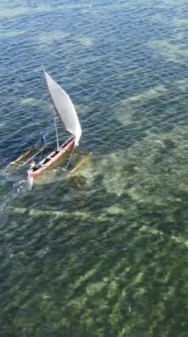 Tanzanya 'nın Zanzibar kıyısındaki okyanusta dikey video tekneleri