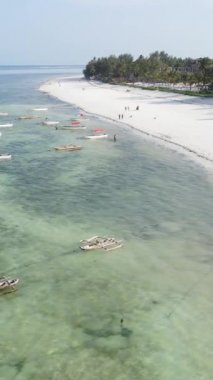 Tanzanya 'nın Zanzibar kıyısındaki okyanusta dikey video tekneleri