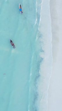 Tanzanya 'nın Zanzibar kıyısındaki okyanusta dikey video tekneleri