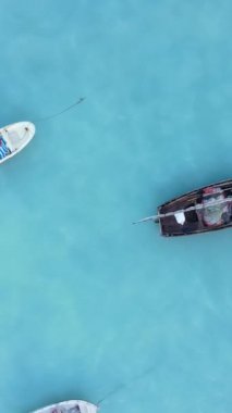 Tanzanya 'nın Zanzibar kıyısındaki okyanusta dikey video tekneleri