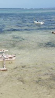 Tanzanya 'nın Zanzibar kıyısındaki okyanusta dikey video tekneleri