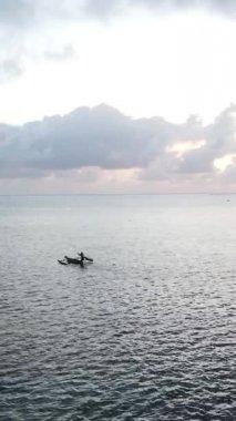 Tanzanya 'nın Zanzibar kıyısındaki okyanusta dikey video tekneleri