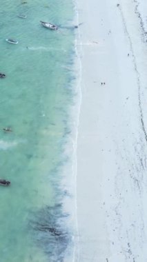 Tanzanya 'nın Zanzibar kıyısındaki okyanusta dikey video tekneleri