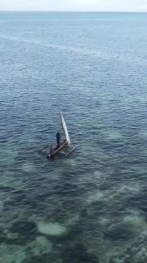 Tanzanya 'nın Zanzibar kıyısındaki okyanusta dikey video tekneleri