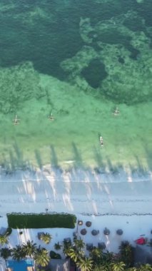 Tanzanya 'nın Zanzibar kıyısındaki okyanusta dikey video tekneleri