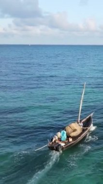Tanzanya 'nın Zanzibar kıyısındaki okyanusta dikey video tekneleri