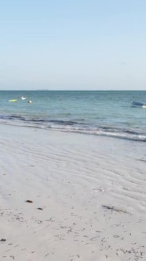 Tanzanya 'nın Zanzibar kıyısındaki okyanusta dikey video tekneleri