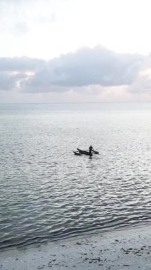 Tanzanya 'nın Zanzibar kıyısındaki okyanusta dikey video tekneleri