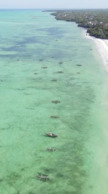 Tanzanya 'nın Zanzibar kıyısındaki okyanusta dikey video tekneleri