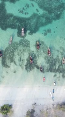 Tanzanya 'nın Zanzibar kıyısındaki okyanusta dikey video tekneleri