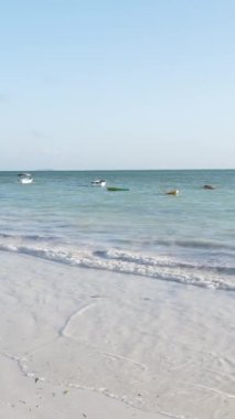 Tanzanya 'nın Zanzibar kıyısındaki okyanusta dikey video tekneleri