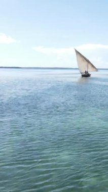 Tanzanya 'nın Zanzibar kıyısındaki okyanusta dikey video tekneleri