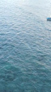 Tanzanya 'nın Zanzibar kıyısındaki okyanusta dikey video tekneleri