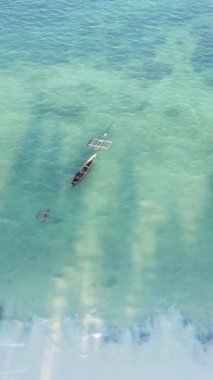 Tanzanya 'nın Zanzibar kıyısındaki okyanusta dikey video tekneleri