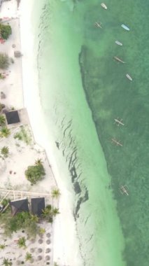 Tanzanya 'nın Zanzibar kıyısındaki okyanusta dikey video tekneleri