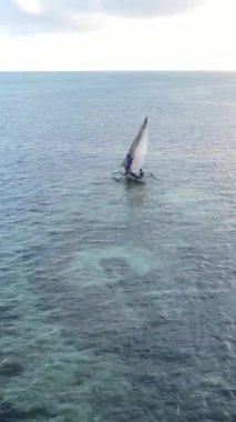 Tanzanya 'nın Zanzibar kıyısındaki okyanusta dikey video tekneleri