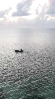 Tanzanya 'nın Zanzibar kıyısındaki okyanusta dikey video tekneleri