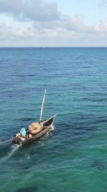 Tanzanya 'nın Zanzibar kıyısındaki okyanusta dikey video tekneleri
