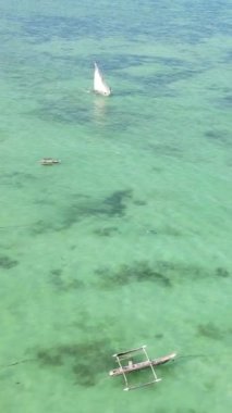 Tanzanya 'nın Zanzibar kıyısındaki okyanusta dikey video tekneleri