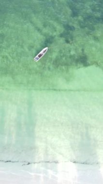 Tanzanya 'nın Zanzibar kıyısındaki okyanusta dikey video tekneleri