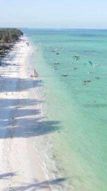 Tanzanya 'nın Zanzibar kıyısındaki okyanusta dikey video tekneleri
