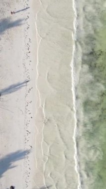 Tanzanya 'nın Zanzibar kıyısındaki okyanusta dikey video tekneleri