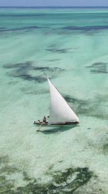 Tanzanya 'nın Zanzibar kıyısındaki okyanusta dikey video tekneleri