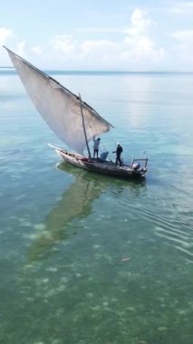 Tanzanya 'nın Zanzibar kıyısındaki okyanusta dikey video tekneleri