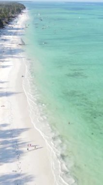 Tanzanya 'nın Zanzibar kıyısındaki okyanusta dikey video tekneleri