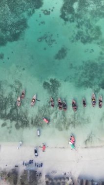 Tanzanya 'nın Zanzibar kıyısındaki okyanusta dikey video tekneleri